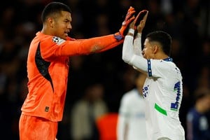 Las atajadas del argentino Walter Benítez que frustraron al PSG en un final de locos en Francia. Foto: REUTERS