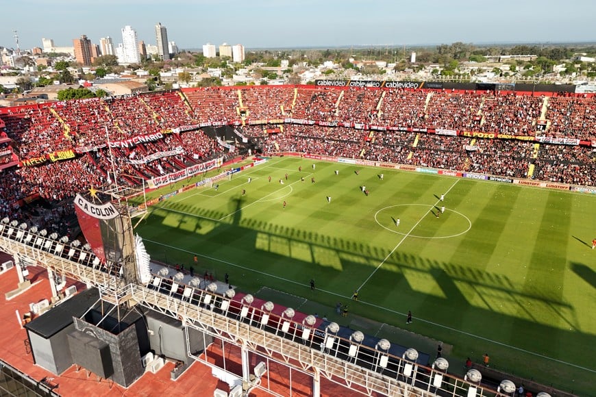 ¡Partidazo en el Brigadier!. Este sábado, a la hora señalada (15.05), Colón-Deportivo Madryn se llevará las miradas de gran parte del mundo del ascenso. En la otra señal, a pantalla partida, se televisará Nueva Chicago-Brown de Adrogué desde la República de Mataderos. Crédito: Fernando Nicola