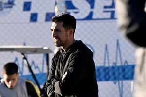 De la mano de un ex Colón. El "Tano" Leandro Gracián, ex jugador sabalero, es el actual DT del Deportivo Madryn. En el plantel actual están "Totono" Mansilla y el arquero suplente, el "Facha" Hass. El suelo patagónico se pinta de amarillo y negro.