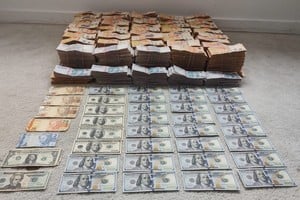 Durante los operativos se decomisaron sumas de dinero multimillonarias.