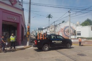 Policías e inspectores controlan el cierre de calle Rivadavia, entre 25 de Mayo y San Martín. Esperaban a la Brigada de Explosivos.