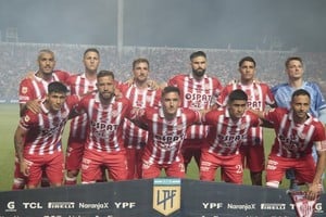 El equipo del partido con Huracán. De pie: Balboa, Pardo, Bruno Pittón, Orsini, Mosqueira y Cardozo. Agachados: Vargas, Torrén, Mauro Pittón, Rivero y Corvalán. Matías Pintos