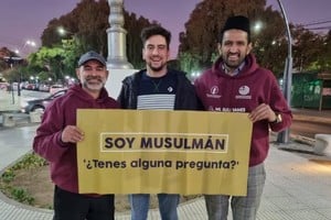 Bajo el lema de: “Soy musulmán: ¿tenés alguna pregunta?” Imam se presenta en la Feria del Libro para un encuentro fructífero entre los cordobeses y el Islam. Gentileza de Comunidad Musulmana Ahmadía.