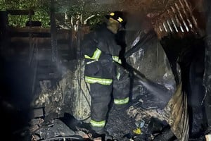 El fuego afectó por completo tanto la estructura como el mobiliario que se encontraba en el interior. Crédito: El Litoral.