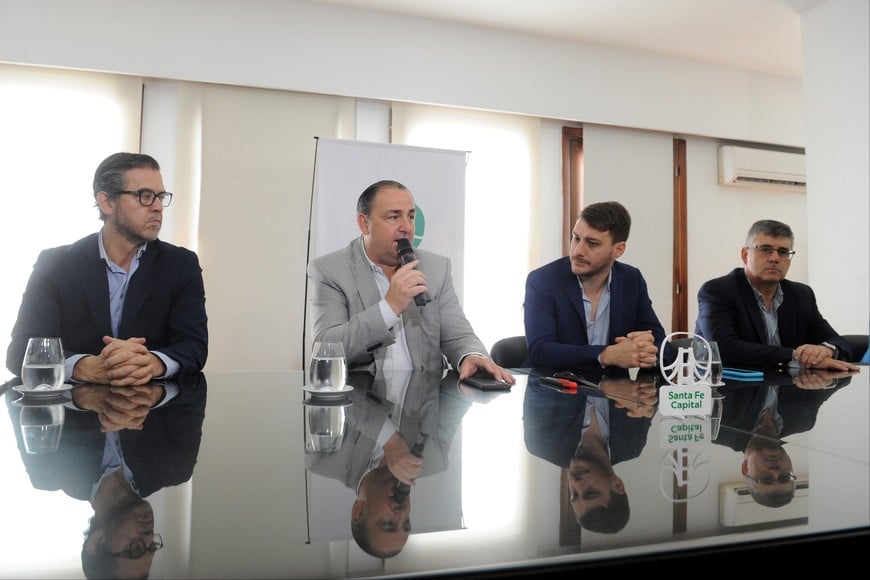 Las autoridades municipales durante el acto de apertura de sobres.