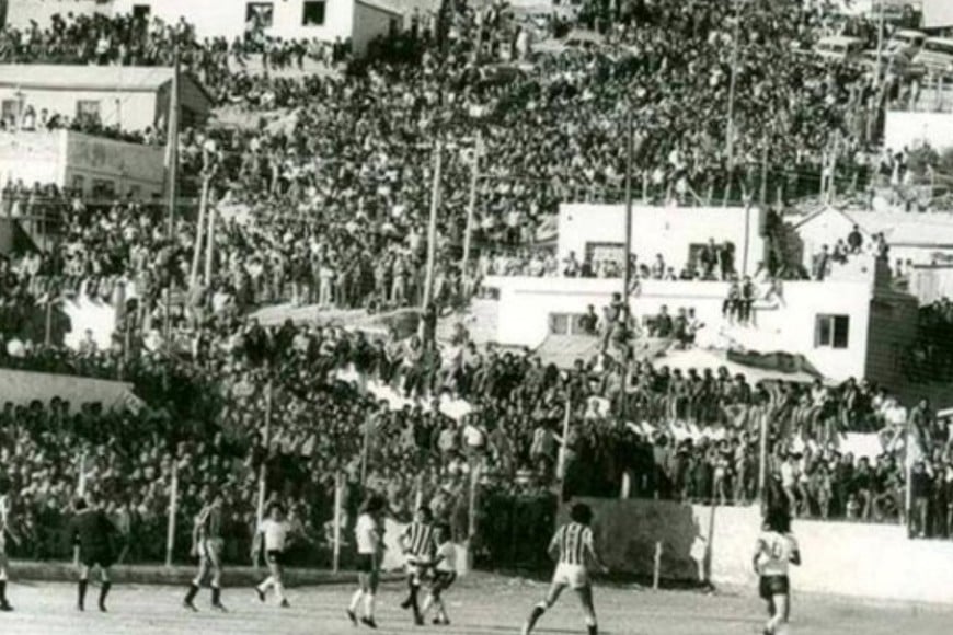 El estadio YPF el 12 de octubre de 1971 por la segunda fecha del Nacional de Primera División donde Huracán de Comodoro Rivadavia recibía a San Martín de Mendoza. Crédito: Archivo Carlos Aira