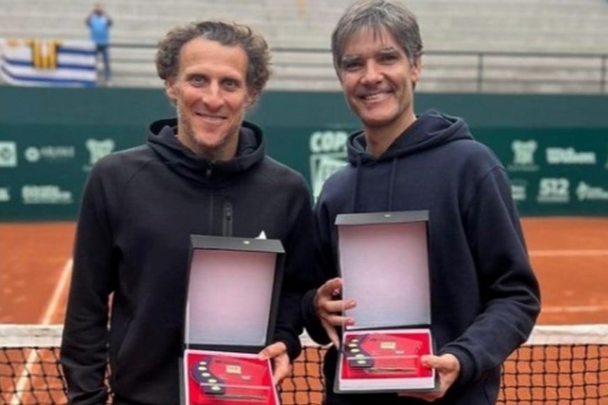 Forlán, a sus 45 años, fue campeón de dobles en tenis.