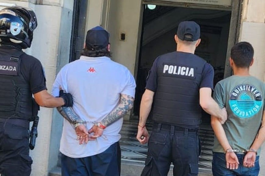 El momento en que los detenidos son trasladados a sede policial. Crédito: El Litoral.