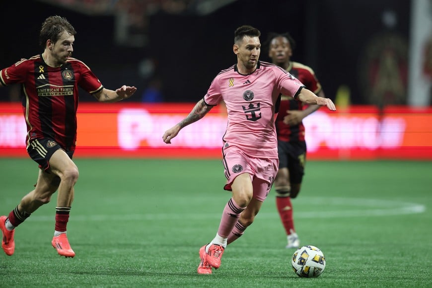 Sep 18, 2024; Atlanta, Georgia, USA; Inter Miami CF forward Lionel Messi (10) controls the ball against Atlanta United in the second half at Mercedes-Benz Stadium. Mandatory Credit: Brett Davis-Imagn Images