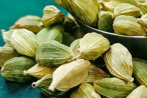 El cardamomo más popular se presenta en pequeñas cápsulas llenas de semillas aromáticas.