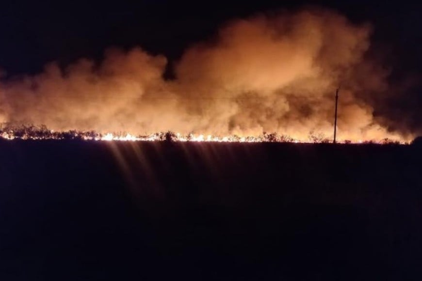 Gran extensión de campo tomó el incendio de esta noche entre la Ruta y la Autopista. Crédito: Fabián Chesa.