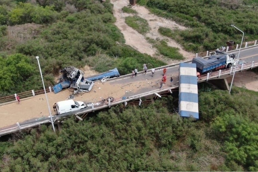 Una grave colisión entre dos camiones se produjo en uno de los puentes de La Nelson