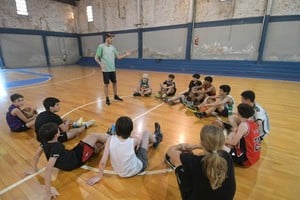 El semillero en acción. Cada día más de 80 deportistas practican básquet en el Club. Crédito: Manuel Fabatía.