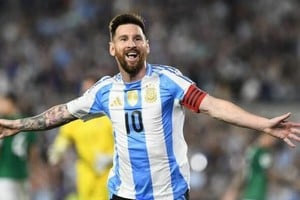 Messi grita uno de los goles de la inolvidable noche ante Bolivia. Marcó tres, fue el asistidor en dos más y revolcó al arquero con un tiro libre que iba al ángulo. Impresionante. El Litoral 