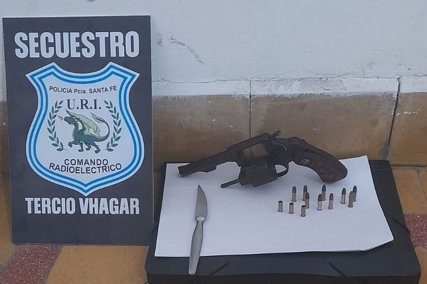 El arma de fuego que fue encontrada oculta dentro de un lavarropas, junto a un cuchillo. Crédito: El Litoral.