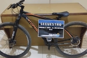 Un individuo robó una bicicleta y el jefe de la comisaría lo alcanzó corriendo.