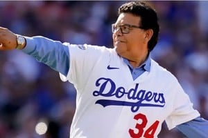 El ex lanzador de los Dodgers de Los Ángeles, el mexicano Fernando Valenzuela, realiza el primer lanzamiento ceremonial durante el partido de béisbol de las estrellas de las Grandes Ligas, en Los Ángeles.