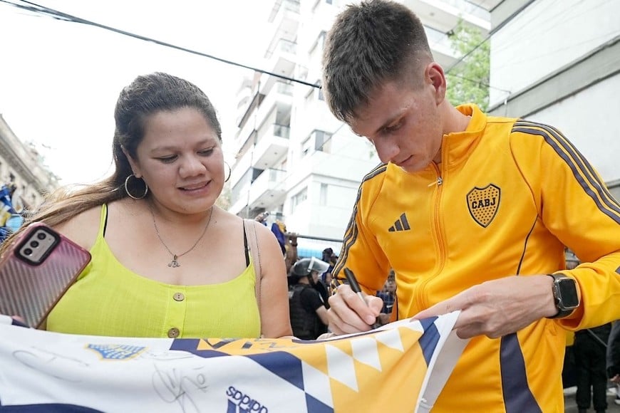 La locura xeneize. Cerca de un centenar de hinchas de Boca residentes en Rosario recibieron este martes al plantel boquense, que este miércoles a las 21.10 se medirá ante Gimnasia en la cancha de Newell's.