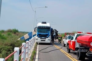 Con el acoplado colgando tras el siniestro.