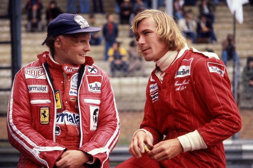 Niki Lauda junto a James Hunt.