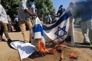 Quema de la bandera israelí, una constante en las marchas a favor de Palestina. ¿Saben los manifestantes realmente a qué se enfrenta Israel contra Hamás y Hezbolá? Archivo El Litoral