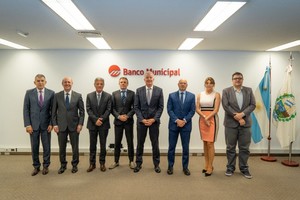 De izquierda a derecha: José Barraza, Fabio Reche, Miguel Malatesta, Rubén Marasca, Sebastián Eskenazi, Claudio Forneris, Emilse Moschen y Sebastián Chale. Foto: Prensa NBSF