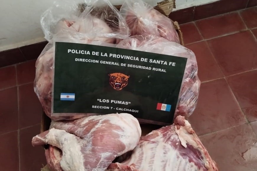 En una camioneta Volkswagen Amarok, en el acceso a la Laguna El Cristal, de hallaron 30 kilos de carne porcina sin documentación.