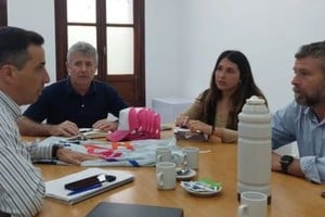 Estuvieron presentes el director de Formación y Comunicación del Observatorio Vial, Sebastián Kelman y Natalia Heit, referente de la Dirección General de Juventudes, quienes fueron recibidos por el Secretario de Desarrollo y Promoción de Derechos, Daniel Bernini y el Subsecretario de Cultura y Educación, José Galli.