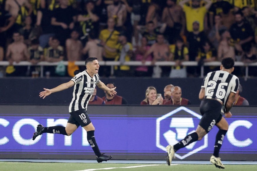 Soccer Football - Copa Libertadores - Semi Final - First leg - Botafogo v Penarol - Estadio Nilton Santos, Rio de Janeiro, Brazil - October 23, 2024
Botafogo's Jefferson Savarino celebrates scoring their third goal with Gregore REUTERS/Ricardo Moraes