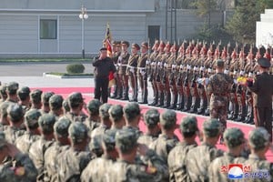 Kim Jong-un, líder supremo de Corea del Norte, junto a miembros de su ejército. Crédito: KCNA