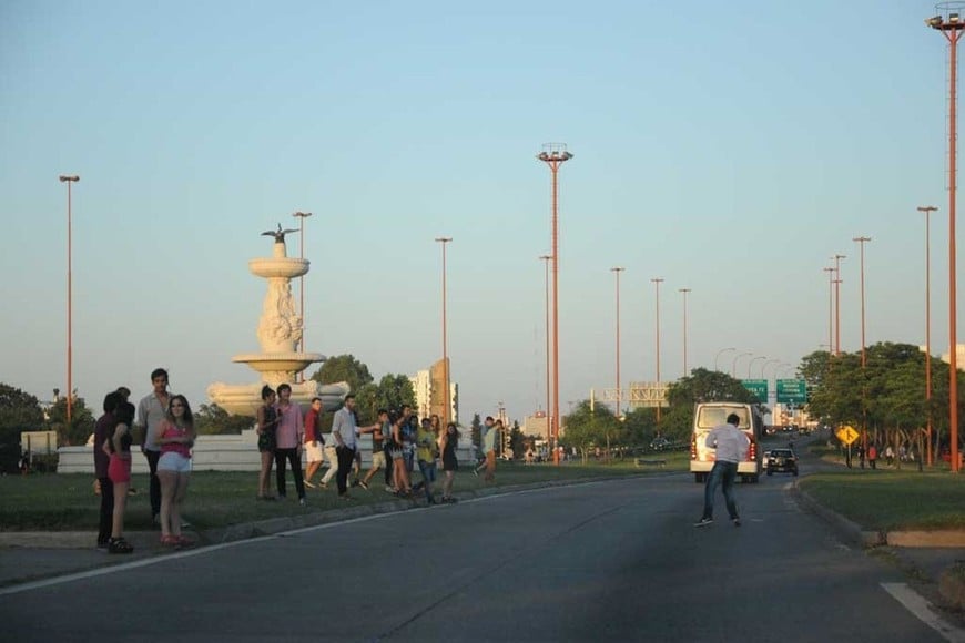 En la Fuente de la Cordialidad, los chicos cruzan la ruta. Es todo un riesgo.