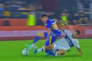 El momento en el que lesionaron a Kevin Zenón.