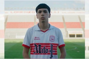 Milo J, como dice la camiseta de Deportivo Morón, será el nuevo auspiciante del "Gallito" para la temporada 2025, en un hecho inédito para el fútbol del país. El artista urbano actuará este viernes en el estadio Nuevo Francisco Urbano, que mostrará el cartel "entradas agotadas" en las boleterías. Gentileza