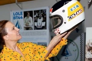 La foto de Cora con el casco de Reutemann.