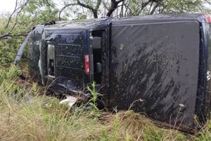  Así quedó la camioneta, parada por arbustos al costado de la Autopista.
Foto: Unidad Regional XV