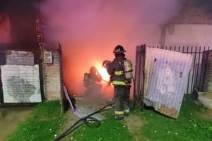 El momento en que los bomberos luchan contra las llamas. Crédito: El Litoral.