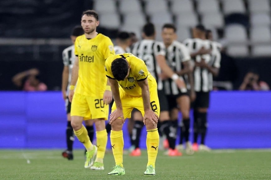 Soccer Football - Copa Libertadores - Semi Final - First leg - Botafogo v Penarol - Estadio Nilton Santos, Rio de Janeiro, Brazil - October 23, 2024
Penarol's Rodrigo Perez and Pedro Milans look dejected as Botafogo's Luiz Henrique celebrates scoring their fourth goal with teammates REUTERS/Ricardo Moraes