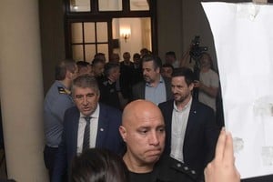 Bastia secundado por Cococcioni en el interior de los tribunales, ante la protesta de un grupo de empleados. Foto: Guillermo Di Salvatore