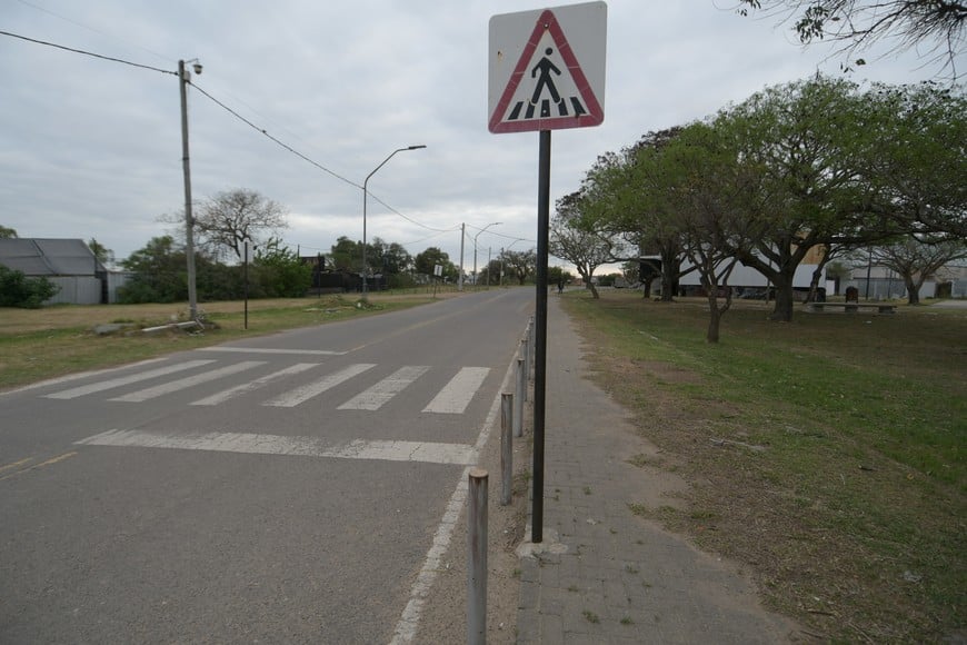 La calle interna que lleva a los boliches. Como se ve, las veredas no son suficientes.