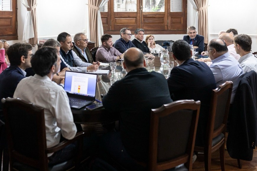 Atendiendo a los pronósticos de lluvias para estos días, el gobierno había dispuesto previamente un operativo con personal de Protección Civil, Recursos Hídricos, Desarrollo Humano, Seguridad, Agencia Provincial de Seguridad Vial, entre otras áreas, para trabajar “mancomunadamente con todos los intendentes y presidentes comunales” y que éstos “establezcan todas sus medidas de prevención, preparen sus equipos operativos y también vean el escurrimiento de las aguas”, indicó el secretario.