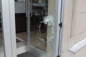 Los daños en la puerta del comercio por donde ingresó el malviviente. Crédito: Guillermo Di Salvatore.