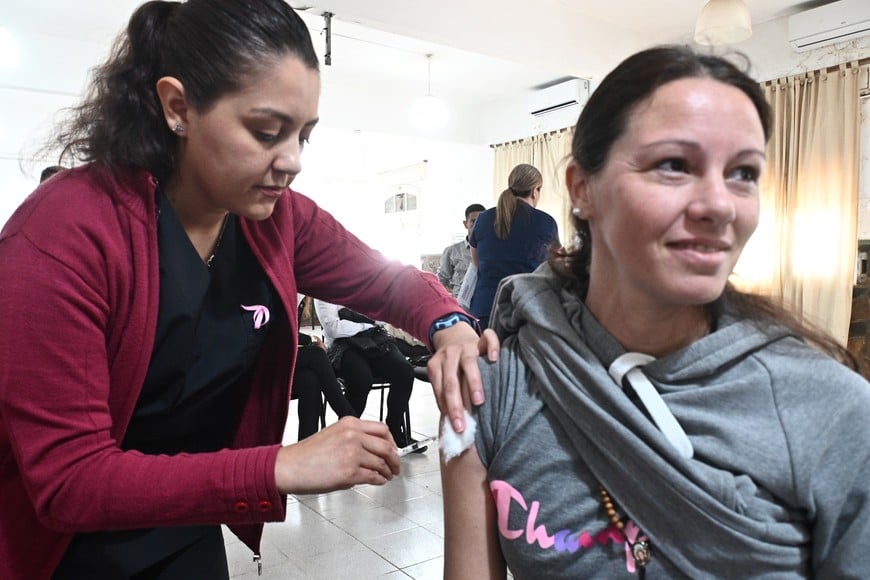 Con el personal policial, penitenciario, de salud y bomberos se inició una segunda etapa de inmunización contra el dengue. La vacuna previene caos graves de la enfermedad. Crédito: Flavio Raina