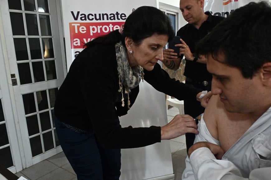 Con el personal policial, penitenciario, de salud y bomberos se inició una segunda etapa de inmunización contra el dengue. La vacuna previene caos graves de la enfermedad. Crédito: Flavio Raina