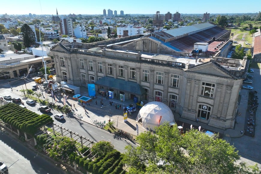 Los terrenos. Están ubicados entre los barrios Siete Jefes y Candioti Norte, detrás de la estación que hoy es un centro de convenciones y lo seguirá siendo. Fernando Nicola