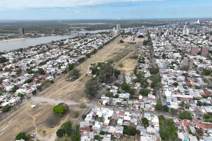 Los terrenos. Están ubicados entre los barrios Siete Jefes y Candioti Norte, detrás de la estación que hoy es un centro de convenciones y lo seguirá siendo. Fernando Nicola