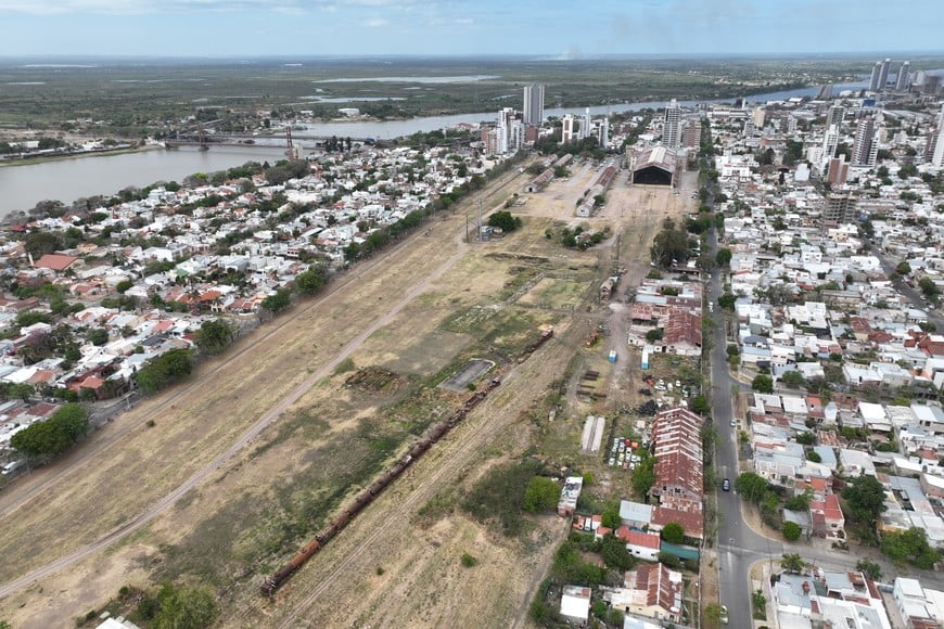 Los terrenos. Están ubicados entre los barrios Siete Jefes y Candioti Norte, detrás de la estación que hoy es un centro de convenciones y lo seguirá siendo. Fernando Nicola