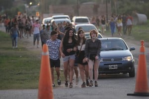 Una postal de cómo salen los jóvenes de los locales bailables. Crédito: Archivo El Litoral / Flavio Raina