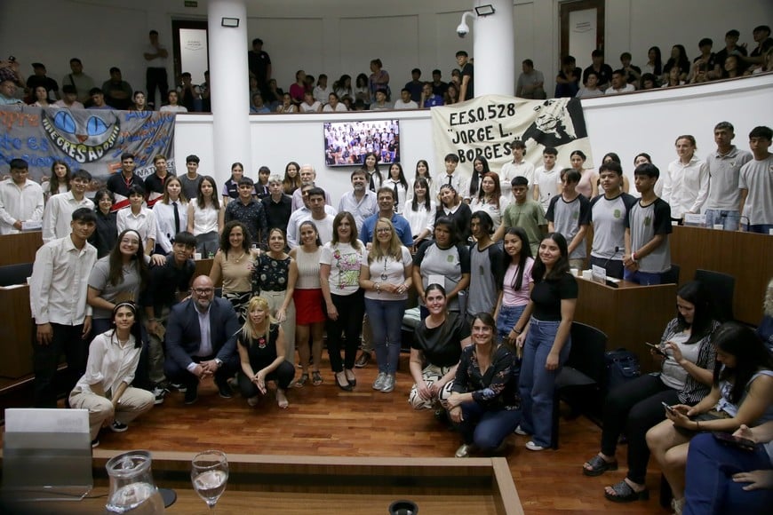 Todos juntos. Concejales y concejalas de esta capital con los alumnos participantes.