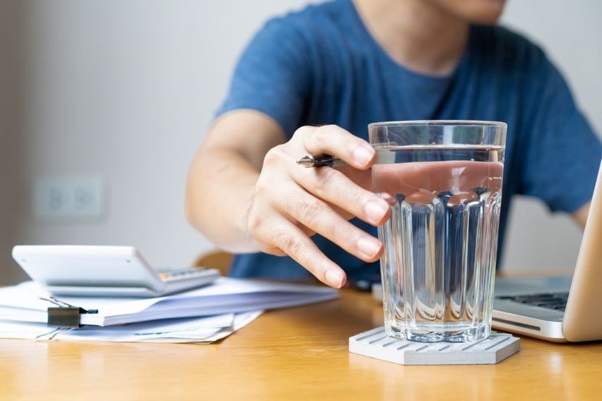 Mantén líquidos alejados de tu espacio de trabajo para prevenir accidentes.