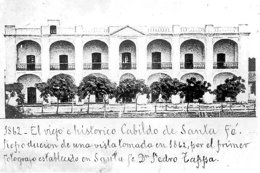 Foto histórica del Cabildo lamentablemente desaparecido en el que sesionaron los constituyentes del Congreso General de 1853 y las convenciones reformadoras de 1860 y 1866. Fue tomada por el italiano Pietro Tappa en 1862. Muestra el exacto edificio de las deliberaciones constitucionales antes de sufrir agregados que afectaron su estructura y padecer su demolición en la primera década del siglo XX.  Crédito: Museo Histórico Provincial Brig. Gral. Estanislao López.